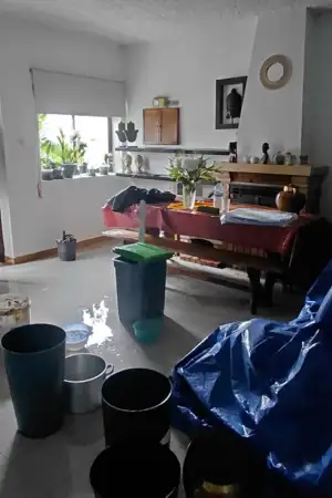 Nesta casa em Pedrógão Grande chove como na rua